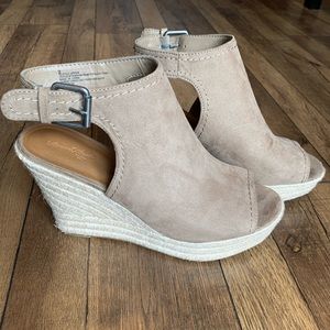 Light brown wedges